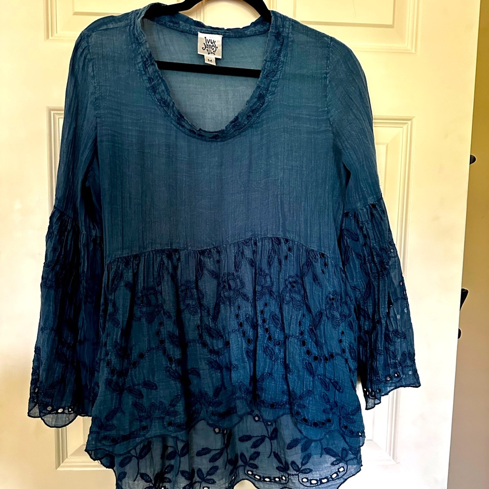 Cute Ivy Jane blue scoop neck top.
